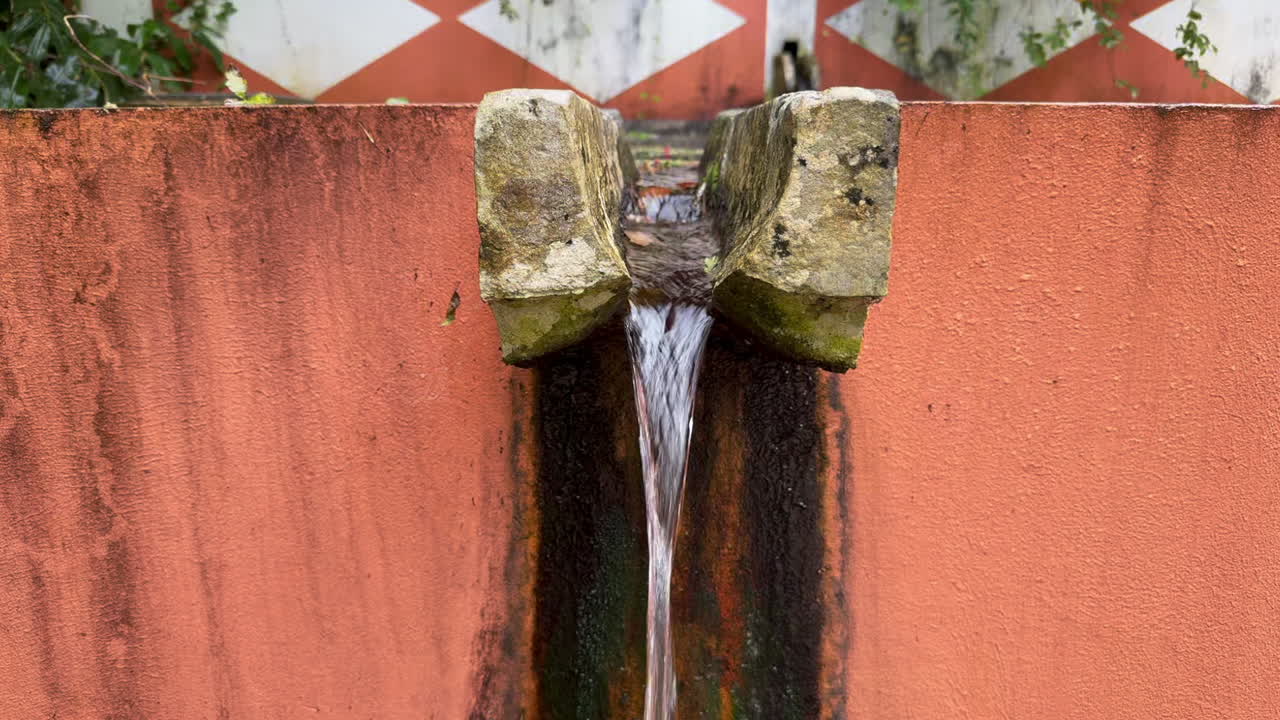 Una bellissima fontana nella montagna di Sintra