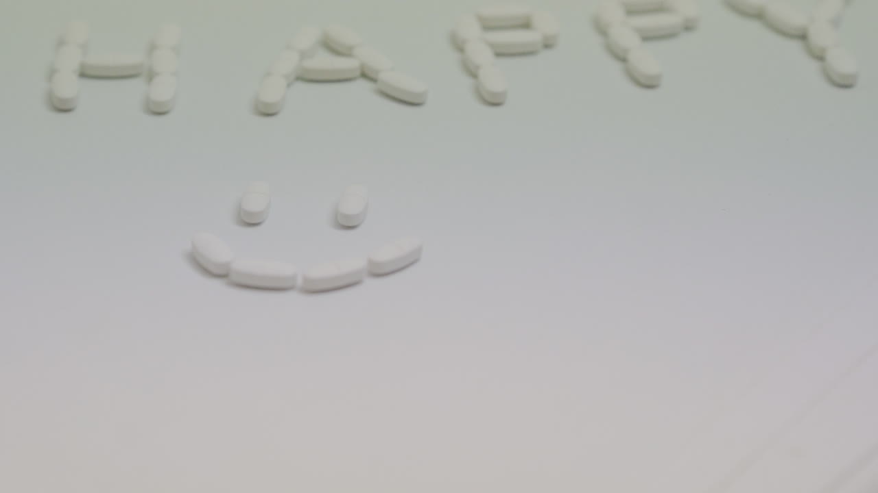 흰색 알약으로 철자가 행복한 단어