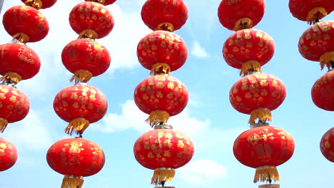 Chinesische-Laternen,-Die-Hoch-Am-Blauen-Himmel-Hängen,-Werden-Zu-Einer-Reihe-Von-Laternenszenen-Oder-Kulissen-In-Sai-Kung,-Hongkong