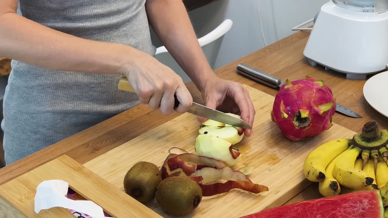 preparando una ensalada de frutas