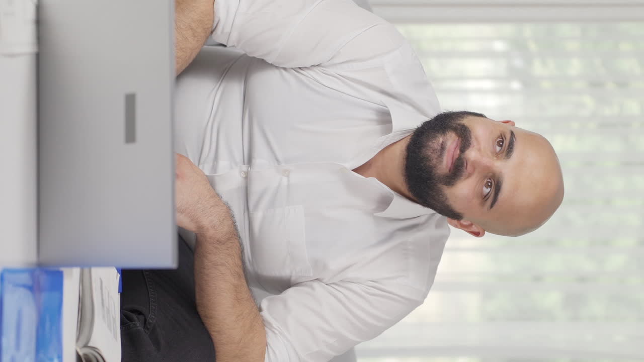 Video verticale: uomo in smart working, arrabbiato e furioso.