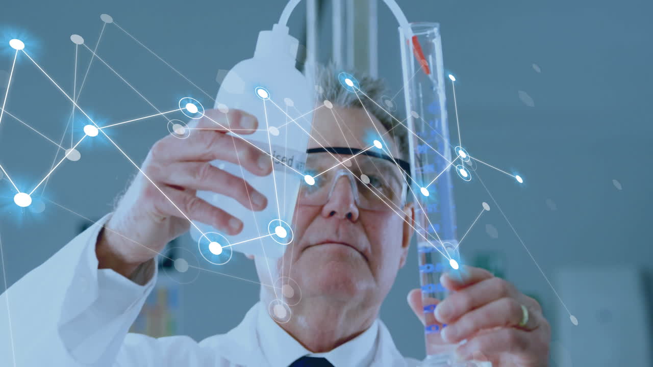 연구실에서 백인 남성 과학자에 대한 연결 네트워크와 데이터 처리의 애니메이션