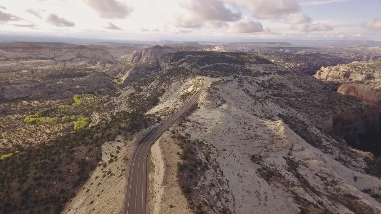 disparo de dron volando directamente hacia arriba mirando por encima de toda la ruta estatal americana ruta escénica 12 en el monumento nacional gran escalera escalante en utah, estados unidos en 4k