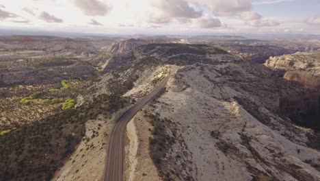 Disparo-De-Dron-Volando-Directamente-Hacia-Arriba-Mirando-Por-Encima-De-Toda-La-Ruta-Estatal-Americana-Ruta-Escénica-12-En-El-Monumento-Nacional-Gran-Escalera-Escalante-En-Utah,-Estados-Unidos-En-4k