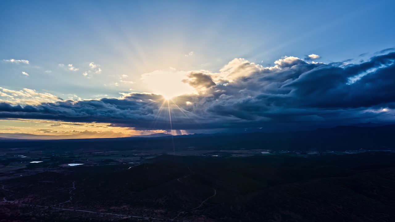 puesta de sol sobre las montañas timelapse aéreo campo sudafricano