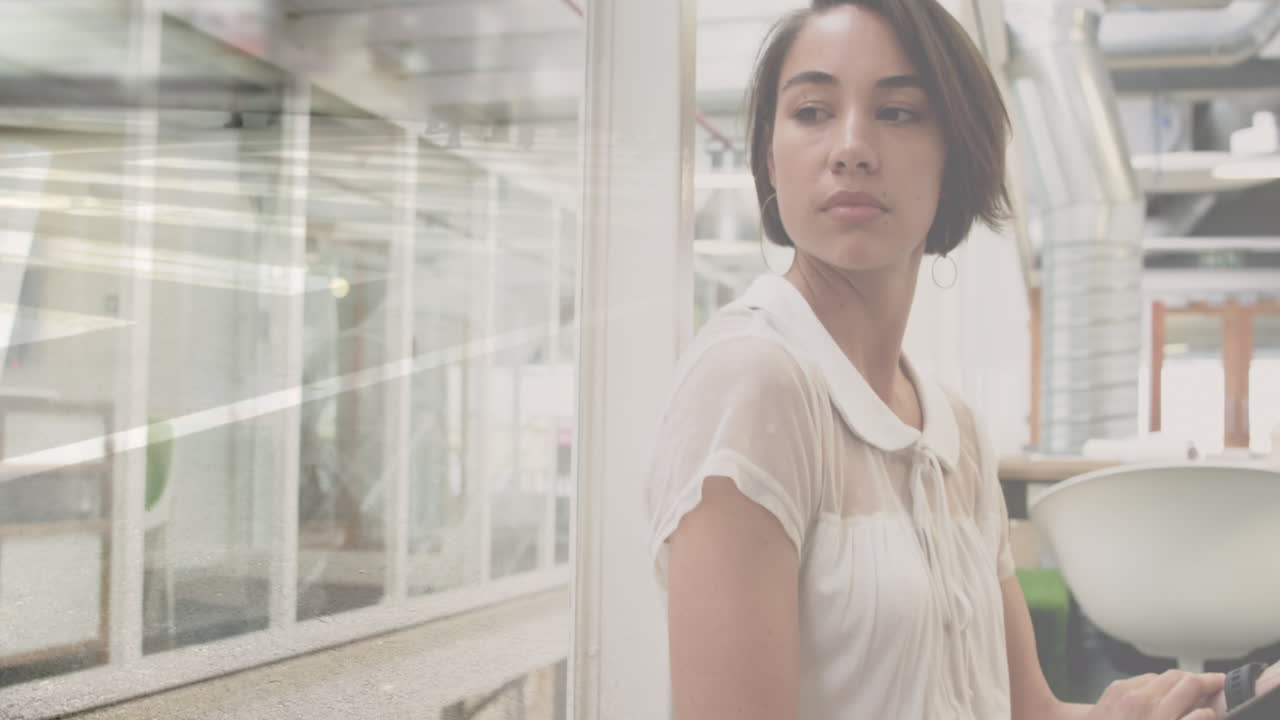 ⁇ 고 있는 사람 들 과 도시 풍경 위 에 있는 사무실 에 있는 백인 사업가 의 애니메이션