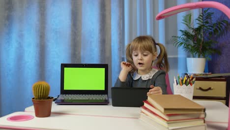 niño preescolar niña alumna aprendizaje a distancia en línea en casa, escuchando lecciones de audio, haciendo tareas