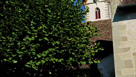 la cámara se mueve en la fachada de la catedral en la ciudad de stein am rhein, schaffhausen, suiza