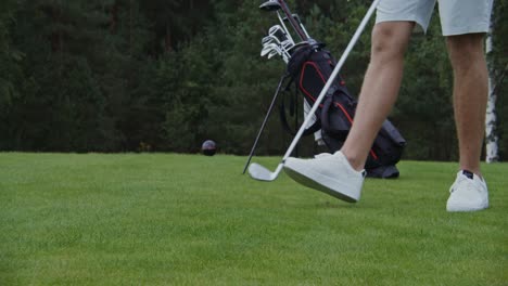 hombre jugando al golf