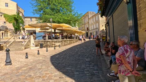 encantadora plaza de la ciudad francesa con cafés al aire libre