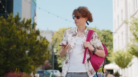 turista usando su teléfono inteligente escribiendo mensajes de texto en las redes sociales enviando correos electrónicos buscando un camino en el mapa
