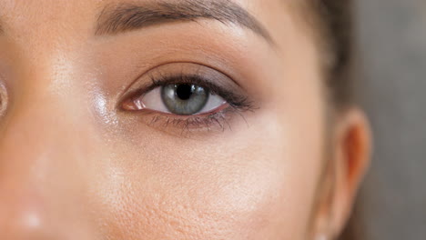close-up van het oog van een vrouw met make-up