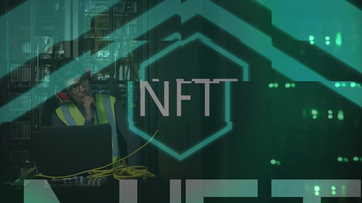 Анимация текста NFT над азиатским работником в серверной комнате