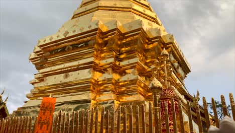 monumento impresionante de un templo budista en bangkok, tailandia