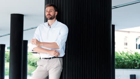 hombre de negocios en un edificio moderno