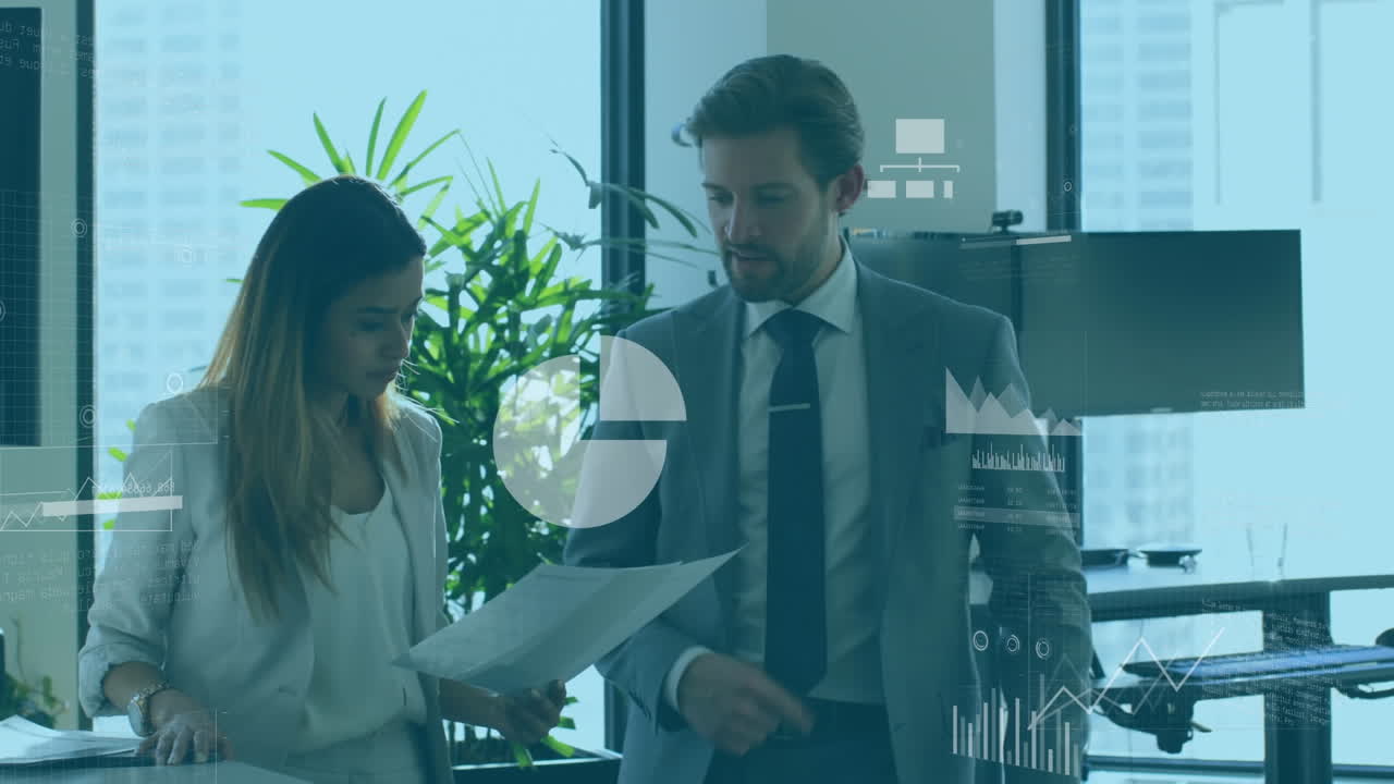 animación de gráficos, diagrama de flujo, nube en portátil, diversos compañeros de trabajo de pie y discutiendo informes