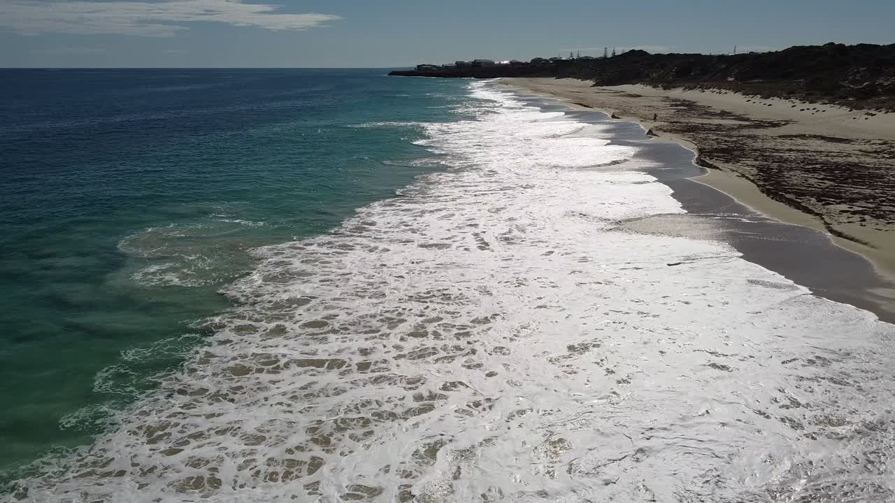 vista aérea sobre aguas bravas rompiendo olas, mindarie beach, por