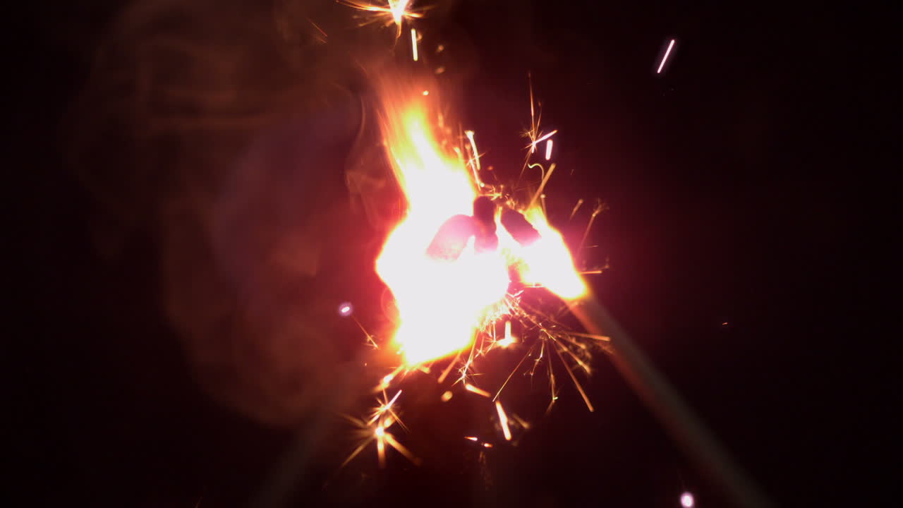 cerillas que parpadean sobre un fondo negro