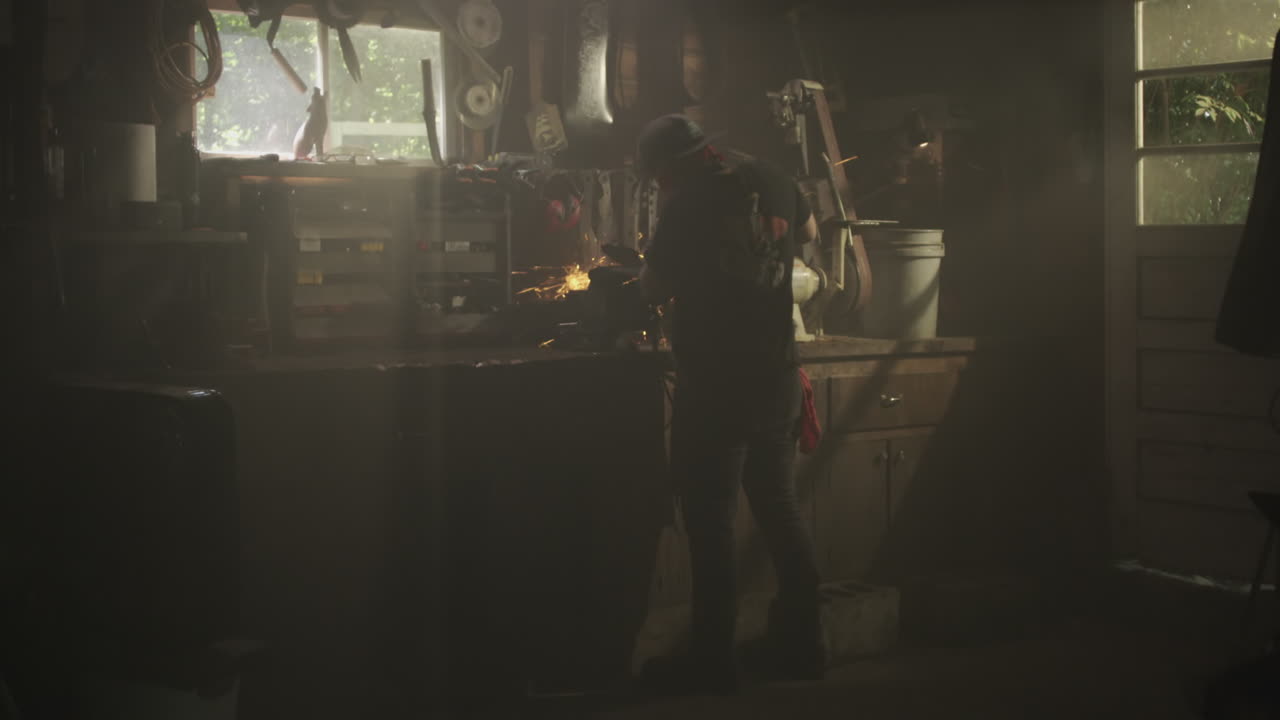 차고에서 금속 샌딩