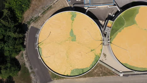 fotografía aérea de arriba sobre una planta de tratamiento de aguas residuales en l'isle-sur-la-sorgue, francia
