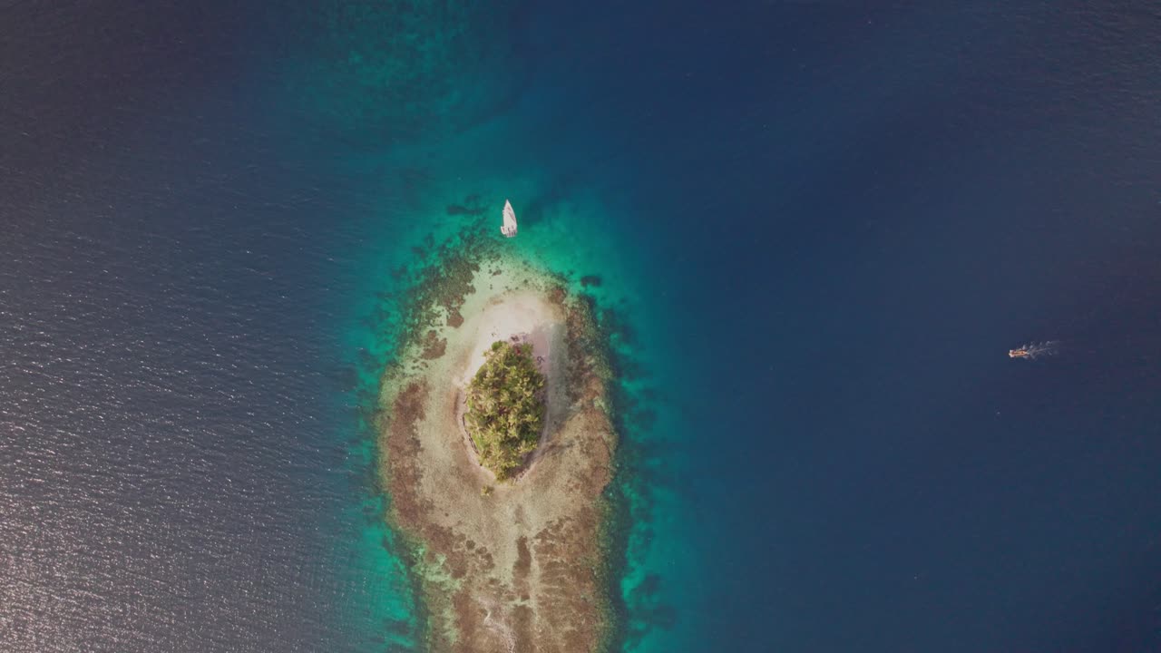 clip de avión no tripulado en las islas de san blas con un velero anclado en una isla remota