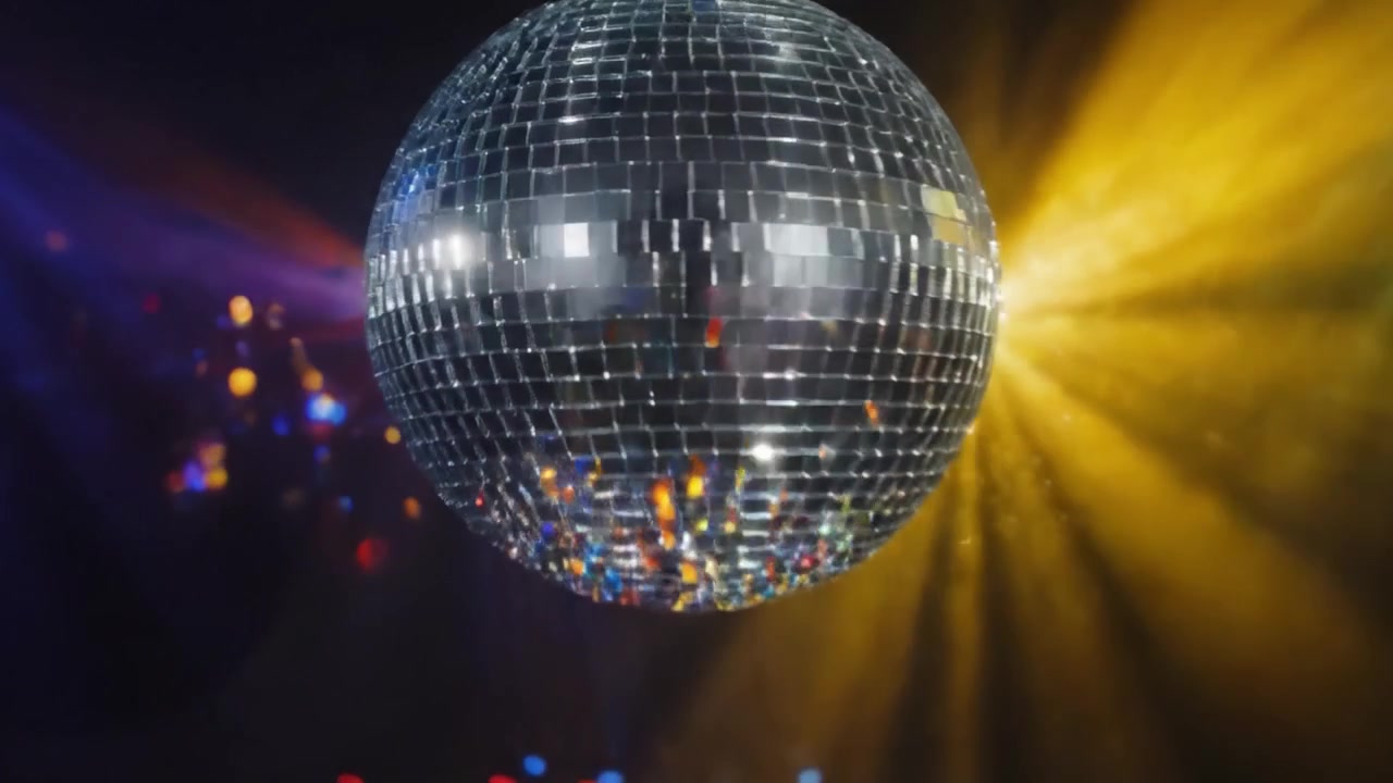 En fascinerende diskokugle reflekterer farverige lys over et pulserende dansegulv, hvilket skaber en livlig og energisk atmosfære perfekt til fester og fejringer