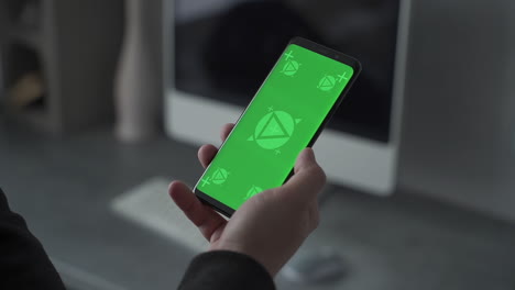 Smartphone-Mit-Vertikalem-Greenscreen-Chroma.-Verspotten.-Telearbeit,-Videoanrufe-Zum-Senden-Und-Empfangen-Von-Nachrichten.-Nahaufnahme.