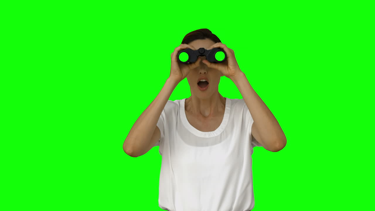 mujer de negocios mirando con binoculares