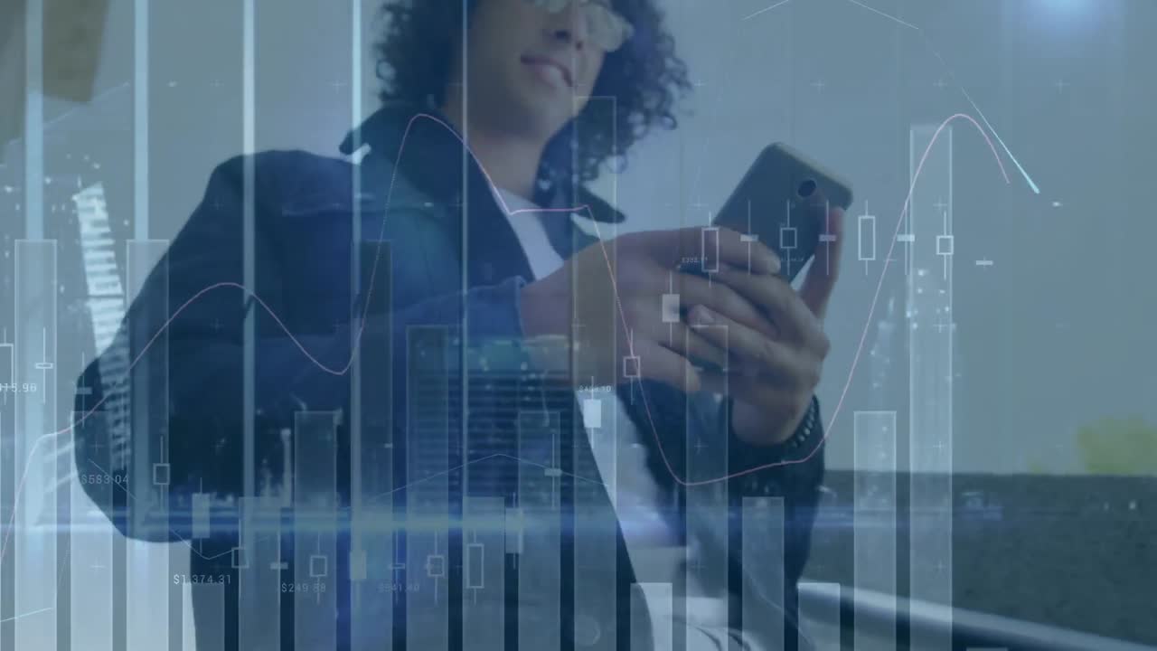 animazione dell'elaborazione dei dati finanziari su un uomo d'affari di razza mista sorridente che usa uno smartphone