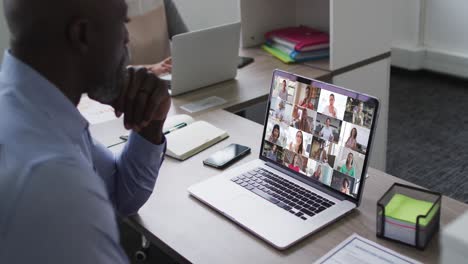 Un-Anciano-Afroamericano-Que-Tiene-Una-Videoconferencia-Con-Colegas-En-Una-Computadora-Portátil-En-La-Oficina