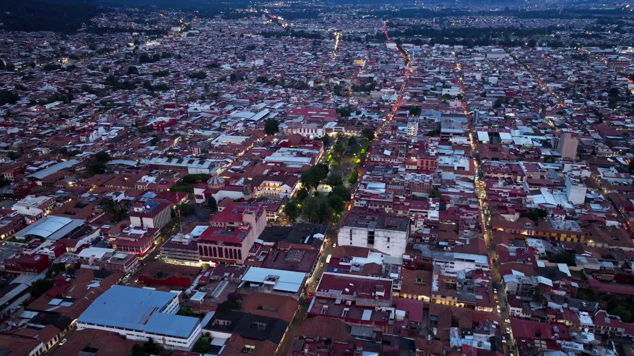 Veduta aerea di una città brulicante al tramonto