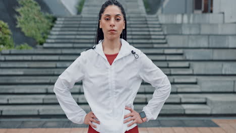 deportes, serio y la cara de la mujer en la ciudad