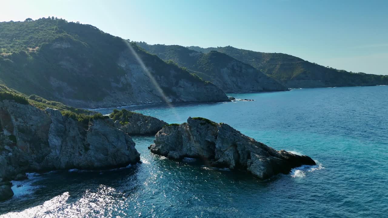 Splendida vista aerea di una costa rocciosa in Grecia