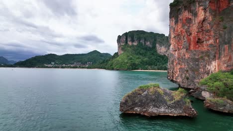 Imponentes-Acantilados-De-Piedra-Caliza-En-La-Playa-Paraíso-De-Tonsai-En-La-Provincia-De-Krabi,-Tailandia,-El-Sudeste-De-Asia