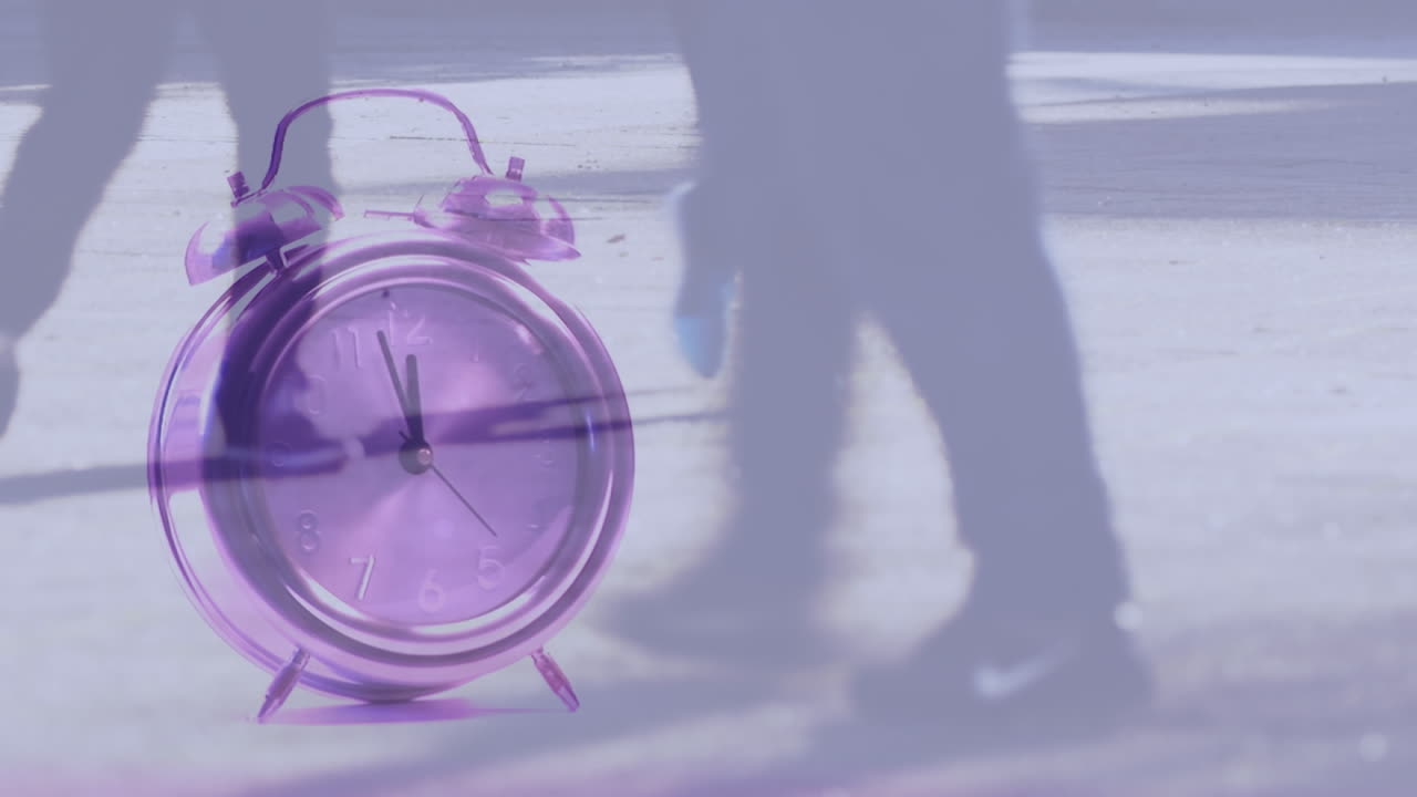 거리에서  ⁇ 고 있는 사람들 위에 걸어가는 시계의 애니메이션