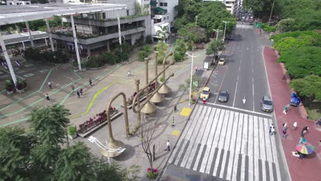 Perspectiva-A-Vuelo-De-Pájaro:-Impresionantes-Imágenes-De-Drones-De-Las-Bulliciosas-Calles-De-Cali