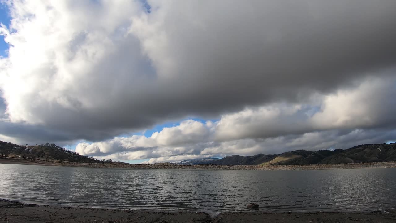 nubes de tormenta pasando sobre el lago en tehachapi california
