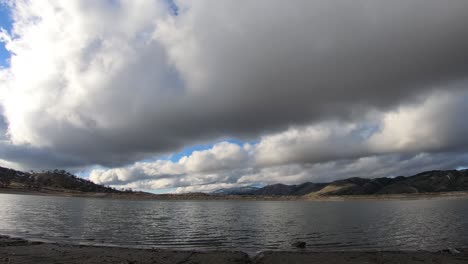 Gewitterwolken,-Die-über-Den-See-In-Tehachapi,-Kalifornien,-Ziehen