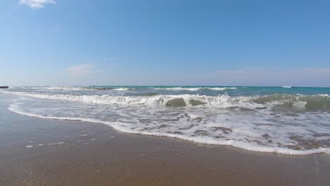 Disfrutar-Del-Hermoso-Clima-Y-Ver-Cómo-Los-Caminos-Llegan-A-La-Playa-En-La-Hermosa-Isla-De-Rodas,-Grecia