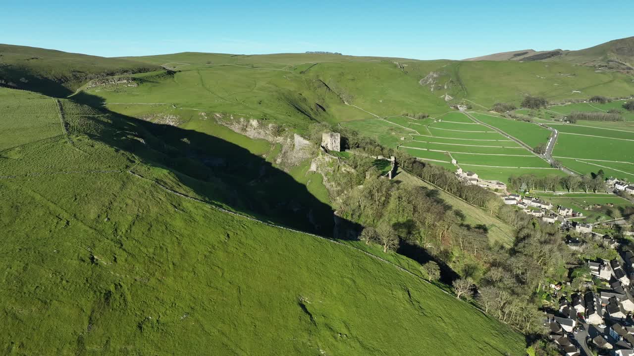 драматический взгляд с воздуха на замок певерил и пещеру дейл в районе пик, город каслтон, великобритания