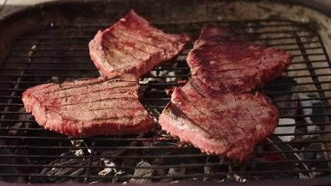 carne de res fresca terminando de cocinar en la barbacoa o parrilla en suecia en un cálido día de verano