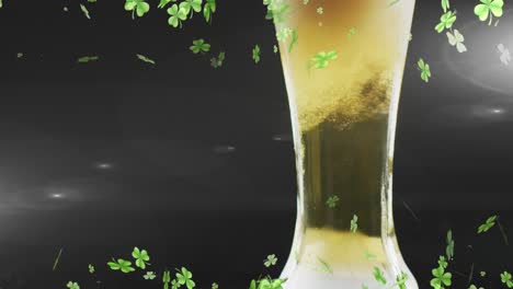 animación del día de san patricio trébol verde cayendo sobre el vaso de cerveza.