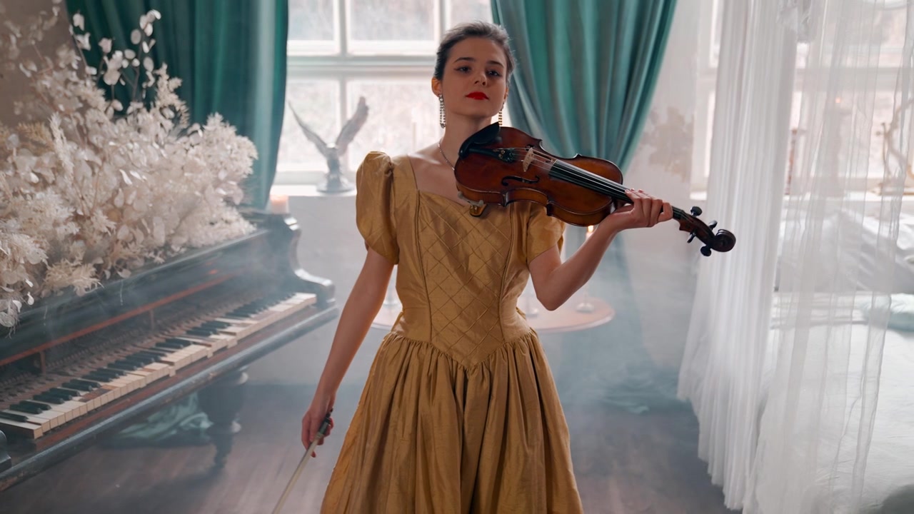 Donna elegante in abito dorato che si prepara a suonare il violino in una stanza fumosa