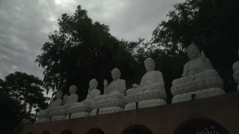 Blick-Auf-Die-Wunderschönen-Tempelstatuen-Im-Tempel-In-Bangkok