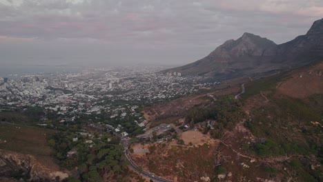 Vista-Aérea-Panorámica-Del-Centro-De-La-Ciudad-De-Ciudad-Del-Cabo-Durante-La-Puesta-De-Sol-En-Sudáfrica