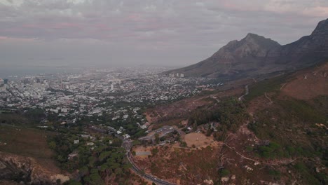vista aérea panorámica del centro de la ciudad de ciudad del cabo durante la puesta de sol en sudáfrica