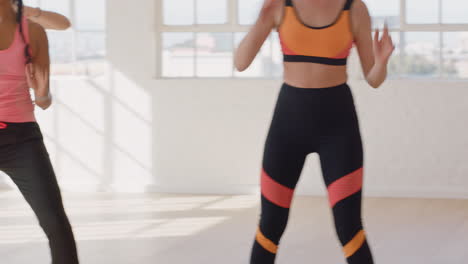 grupo de clase de baile de gente sana bailando disfrutando del ejercicio practicando movimientos de coreografía divirtiéndose en el gimnasio