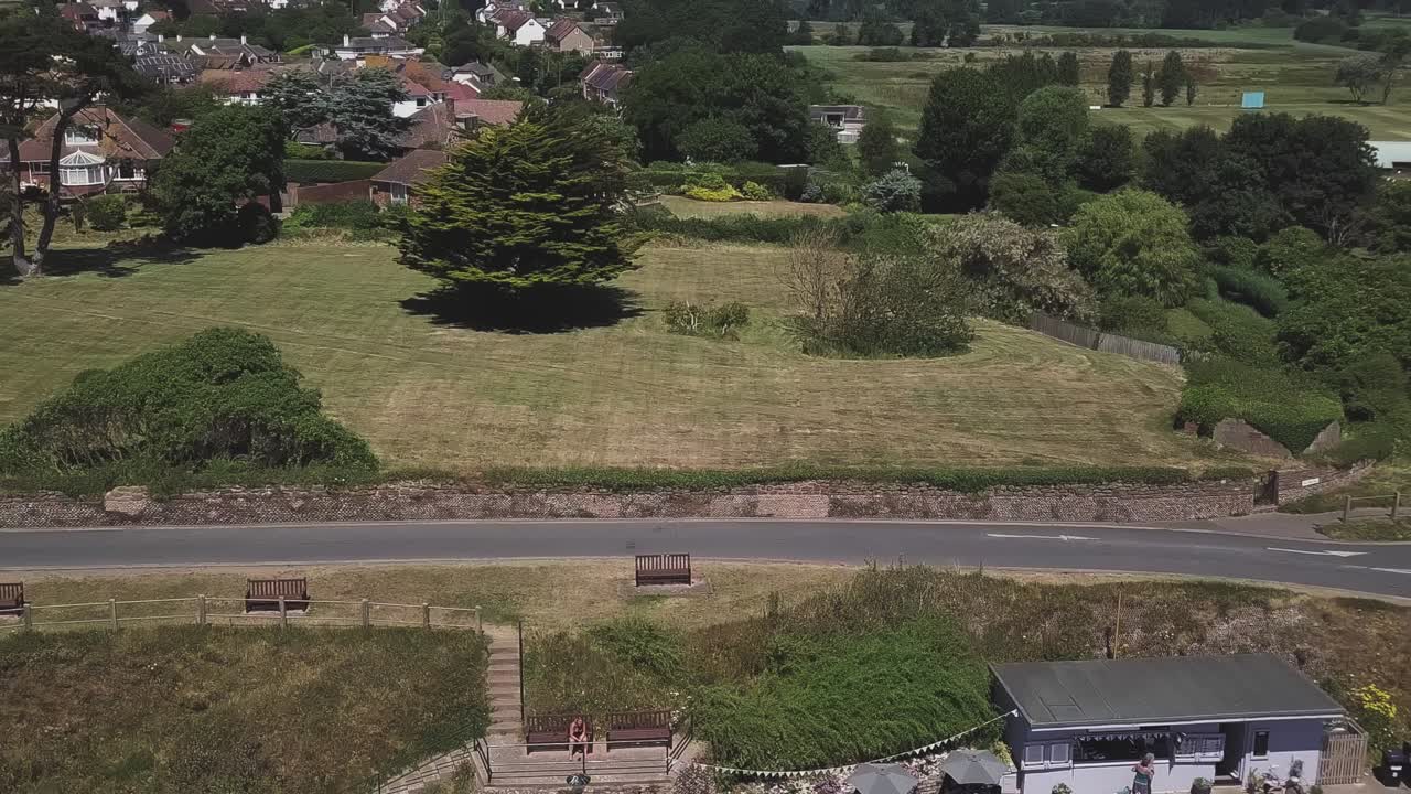 공중 정적 자르기, 바다 위의 해변을 지나 시골 마을에서 물러나다