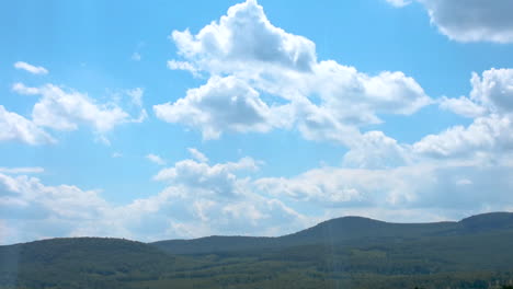 慢慢地流動的雲, 藍天和綠色的山丘