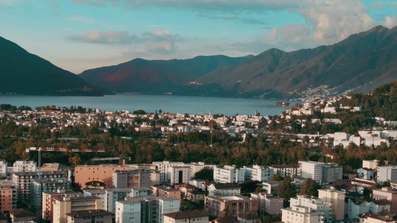 산 사이 도시의 타임랩스